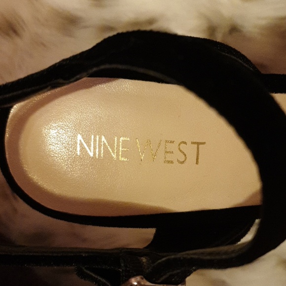 Black Velvet platform Heels - Picture 3 of 3